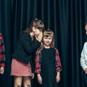 enfants jouant une pièce de théâtre