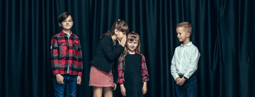 enfants jouant une pièce de théâtre