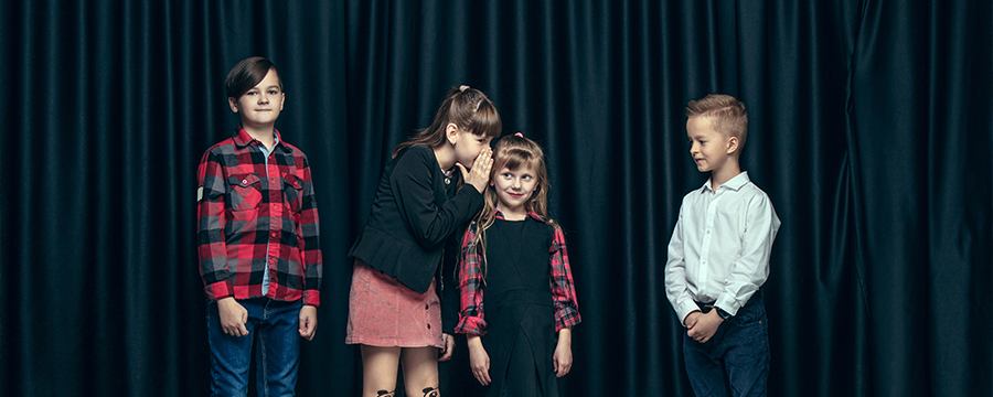 enfants jouant une pièce de théâtre