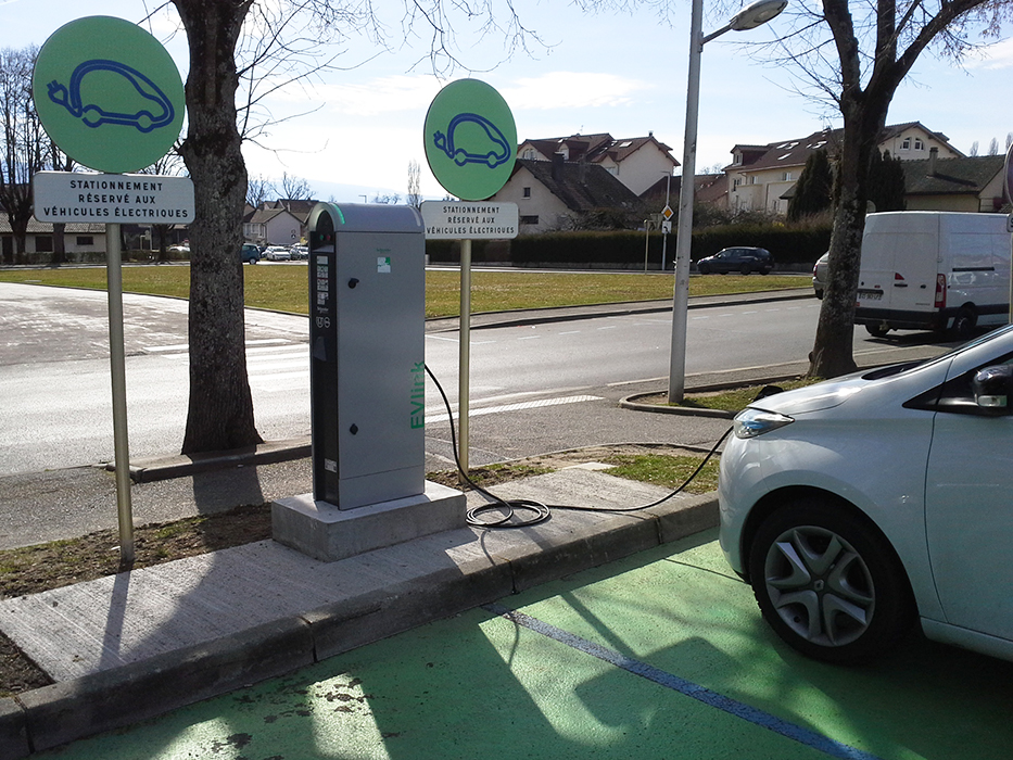 Comment recharger sa voiture électrique quand on stationne dans la rue?