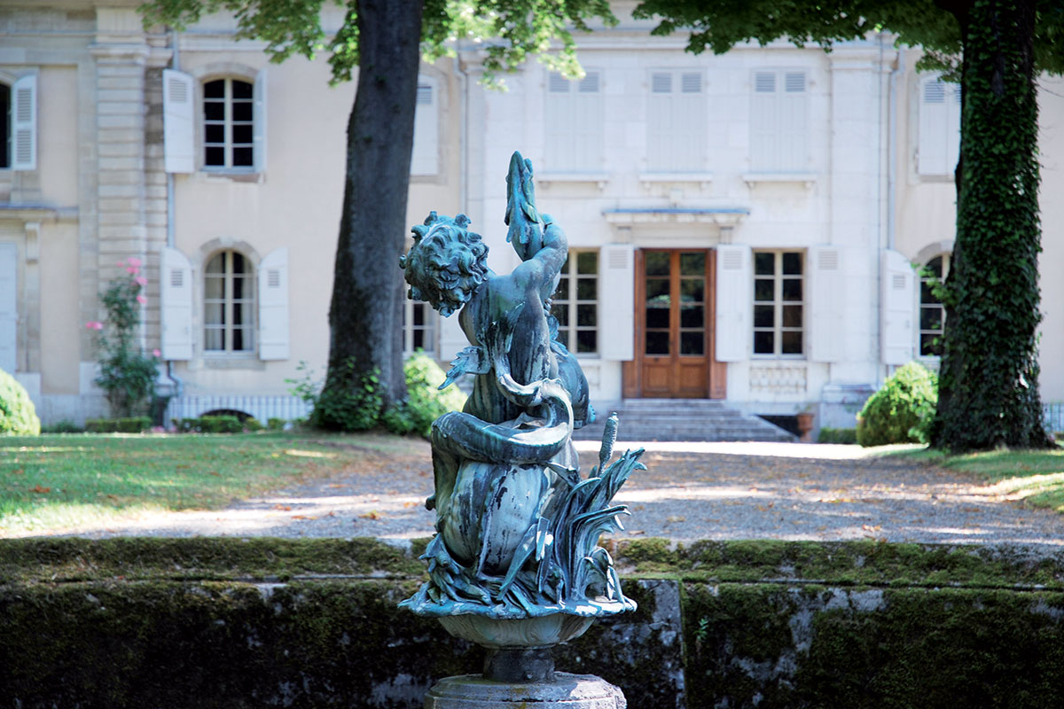 Statue château